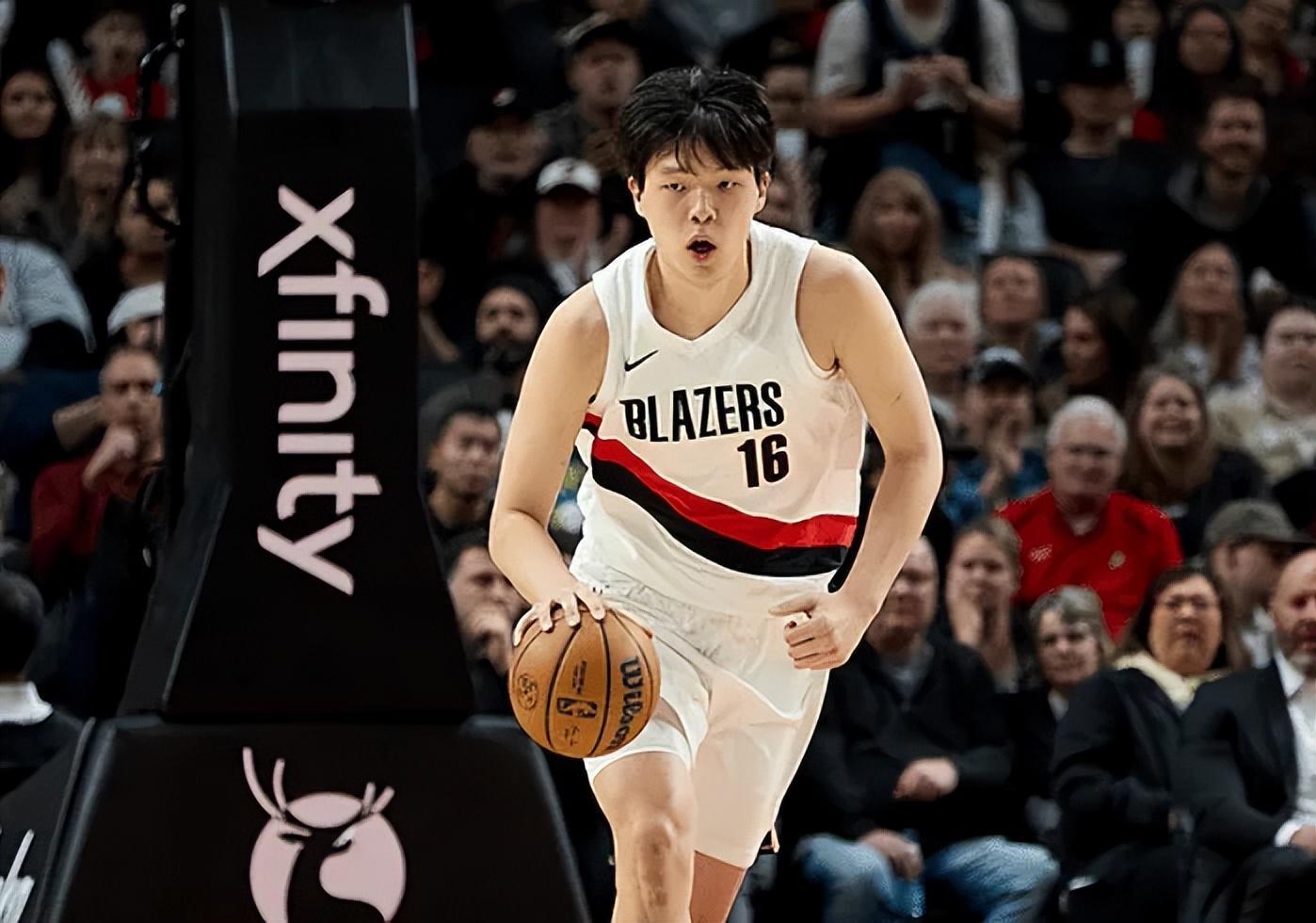 世界杯赛事资讯-杨瀚森对勇士太劣势！首节三分打铁，外防成弊端，进攻地位太低了