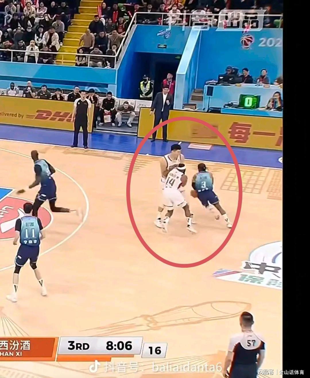 世界杯注册-太离谱了！2米22中锋0分0助，仅抢了1个篮板，在场上竟然防自己人