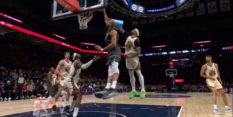 世界杯官方认证-翻江倒海！戈贝尔轻松揽下前场板 随后单臂暴扣打进还要加罚