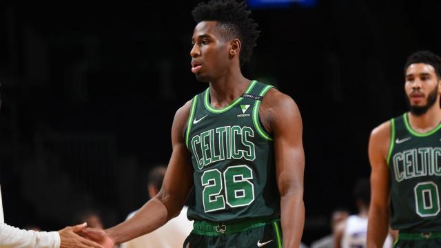 世界杯官方认证-绿军赢下关键卡位战 双探花凶猛 新人表现亮眼